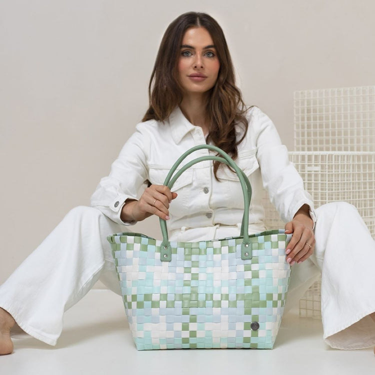 Handed By Mingle Shopper